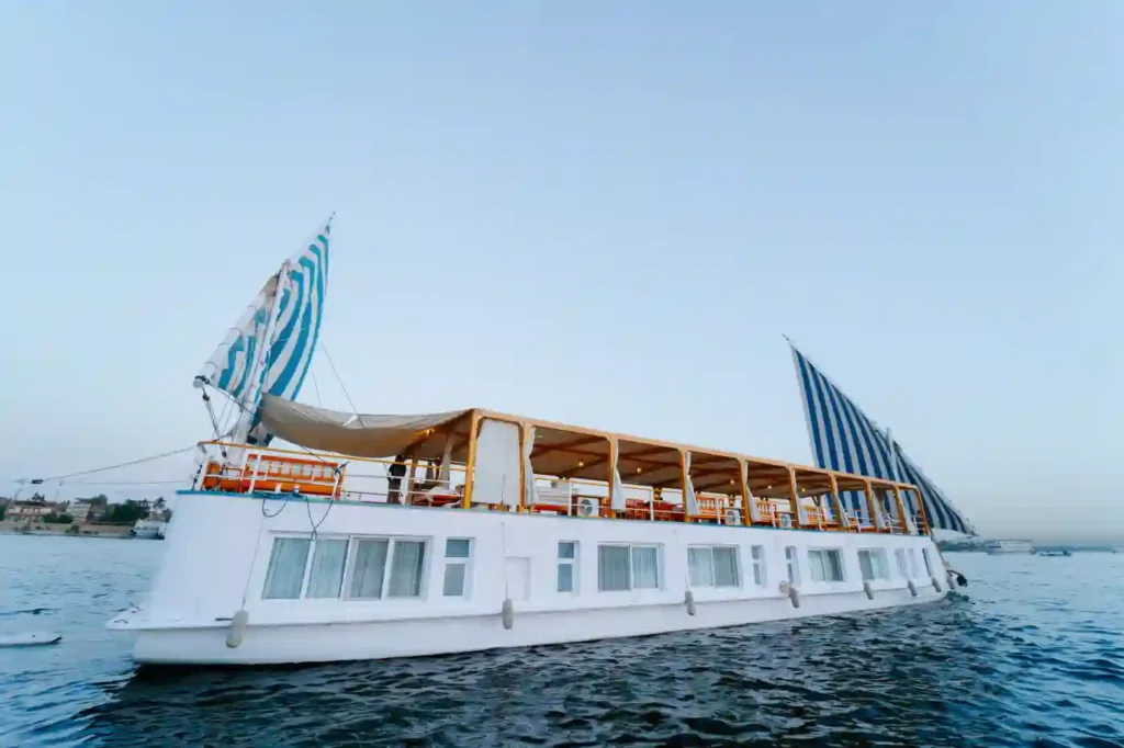 turquoise-luxury-small-boat