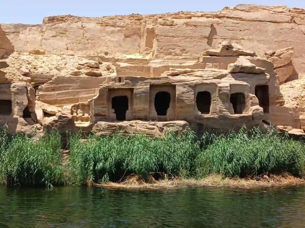 Gebel-el-Silsila Egypt-with-turquoise-dahabiya