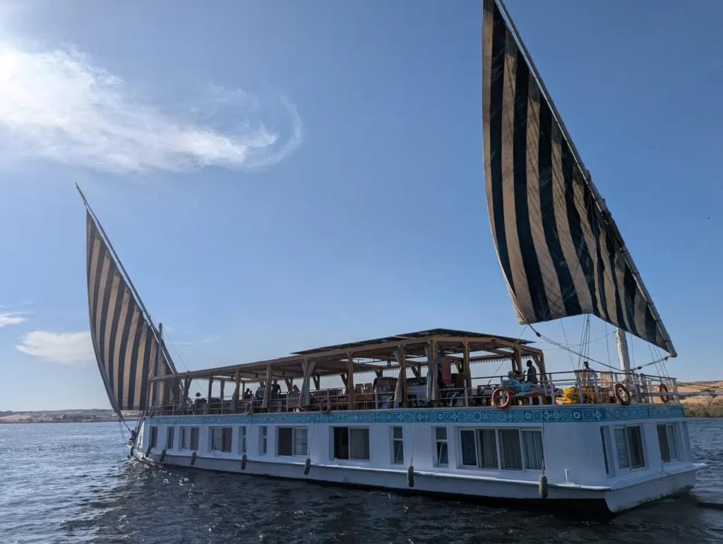 turquoise-dahabiya-old-fashioned-cruise