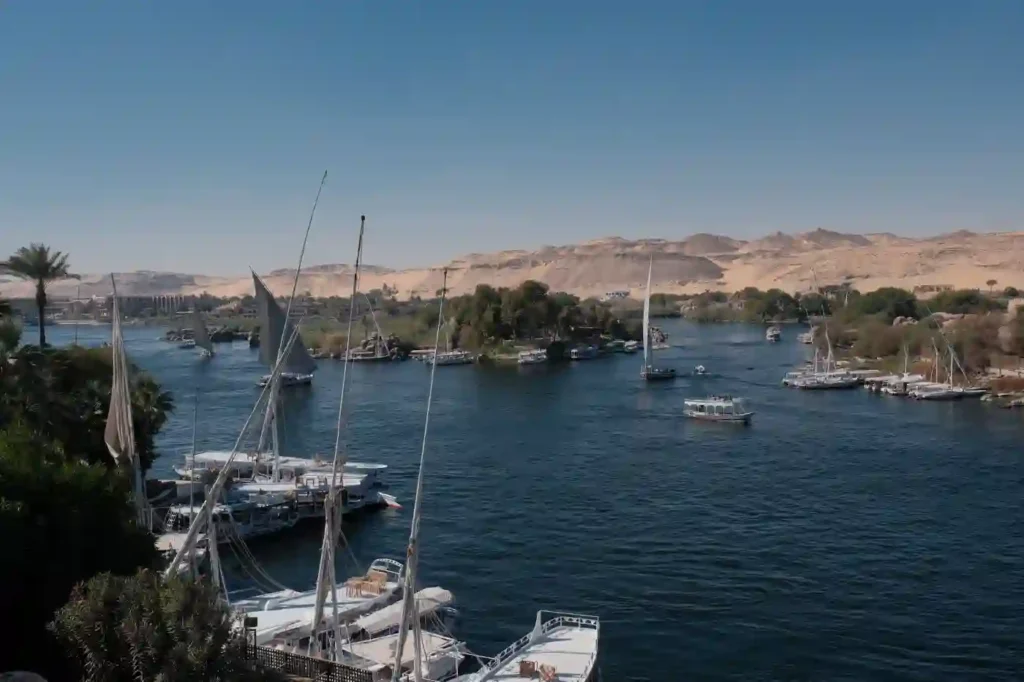 Que faire à Assouan : 8 incontournables + itinéraires voiliers-naviguant-sur-le-Nil-en-Egypte