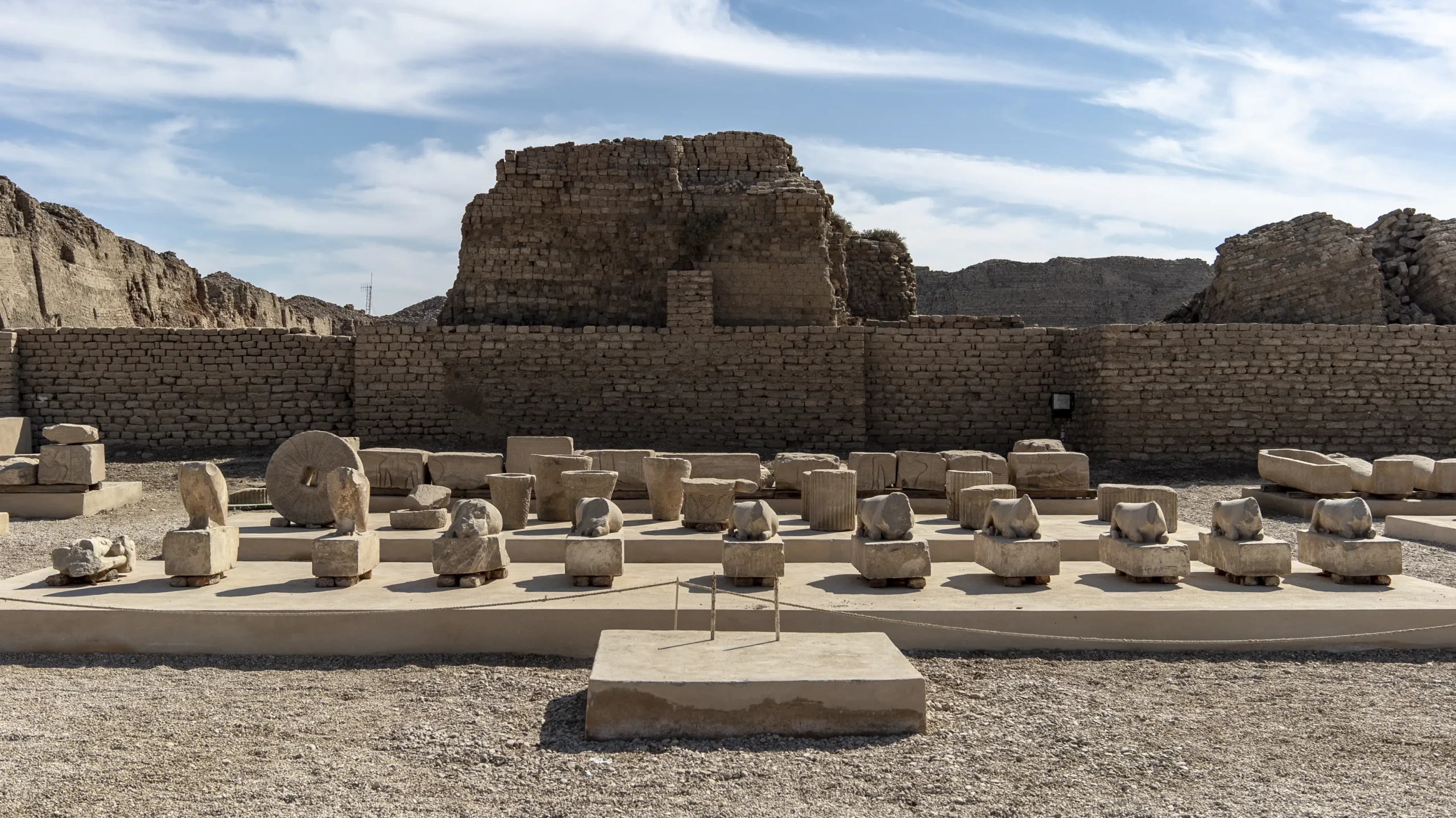 Plafond peint et colonnes du temple de Dendérah, visité dans nos deux programmes de croisière vers Le Caire