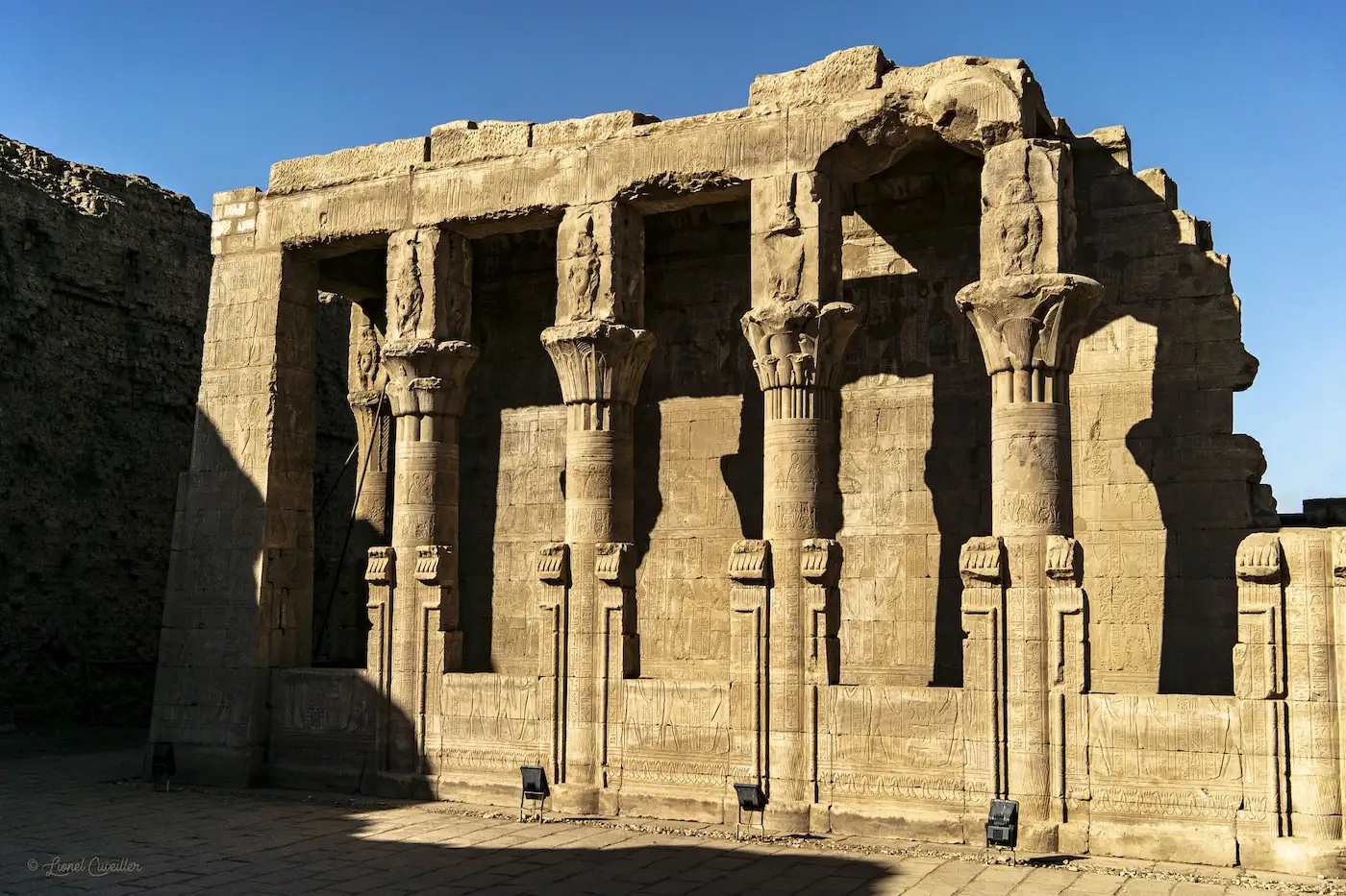 Temple d'Edfu, l'un des mieux préservés de cet itinéraire pour les visiteurs novices en Égypte.