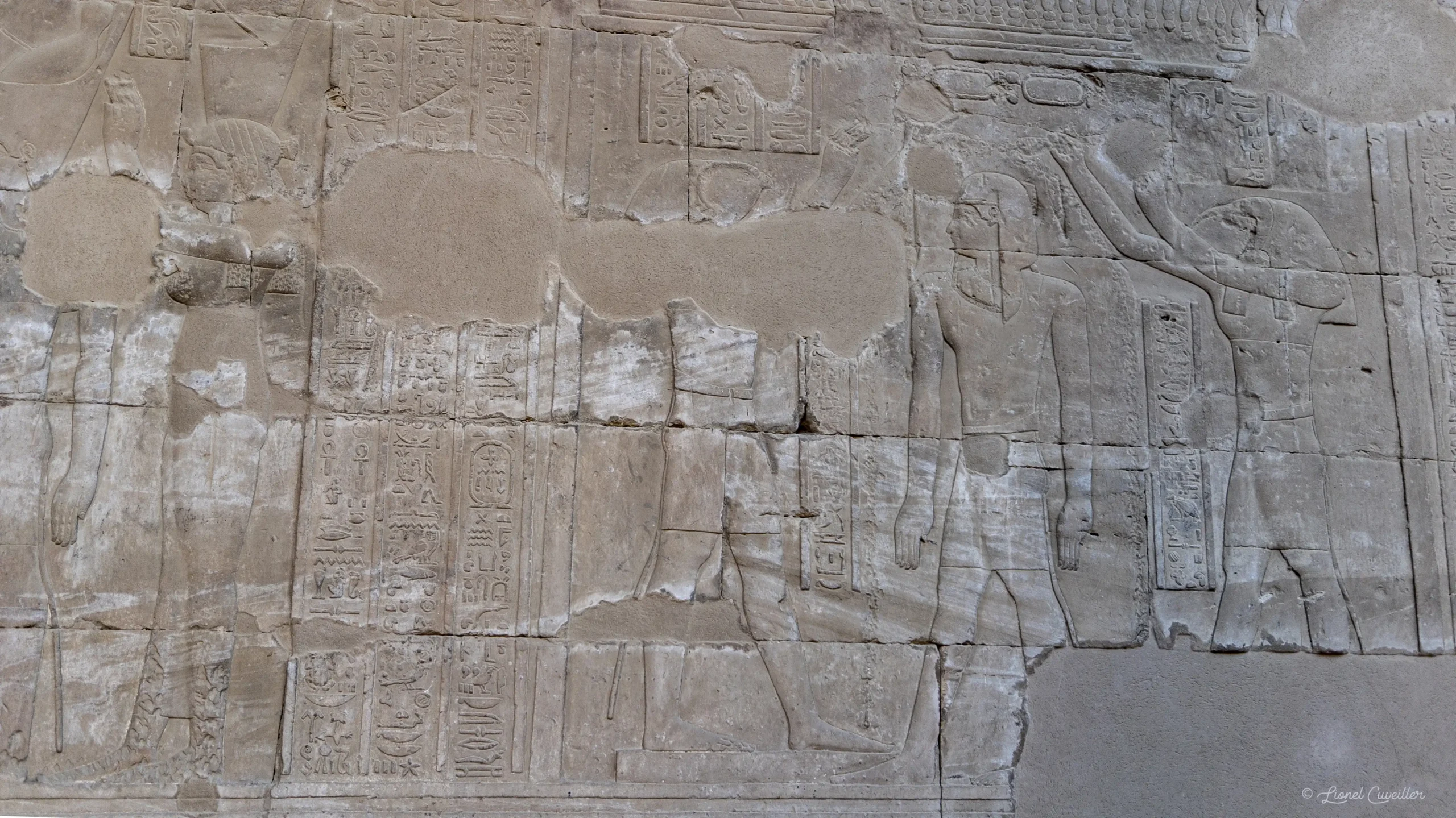 Colonnes du temple d'Edfou lors de l'itinéraire de 7 jours en Égypte.